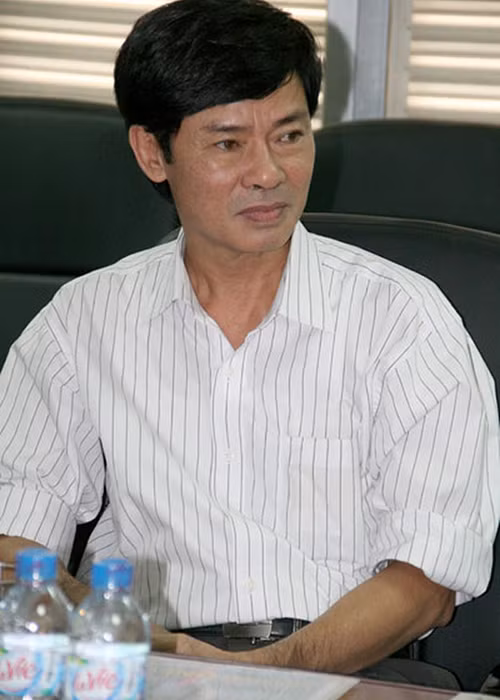 Nghệ sĩ Dũng Nhi kín tiếng về hôn nhân. Theo Vnexpress, ông có hai con, con trai cả là nghệ sĩ múa Lê Vũ Long, con gái là tiếp viên hàng không, định cư ở nước ngoài. Ảnh: PLO Mời quý độc giả xem video "Trương Ngọc Ánh tiết lộ lợi nhuận phim Việt triệu đô". Nguồn VTC