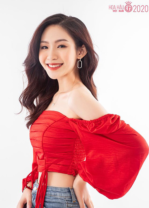 Minh Anh sinh năm 1999, kém Hoa hậu Thu Thảo 8 tuổi.