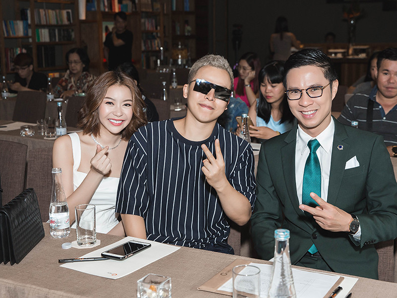 Trước lời tố của Khắc Tiệp, Hoa hậu Hải Dương cho biết, ông trùm chân dài nợ tiền cô từ năm 2016 trong đó có khoản vay mua xe, đến nay còn chưa trả. Ảnh: Thế giới tiếp thị Mời quý độc giả xem video "Khắc Tiệp xin lỗi cộng đồng mạng". Nguồn VTC Now