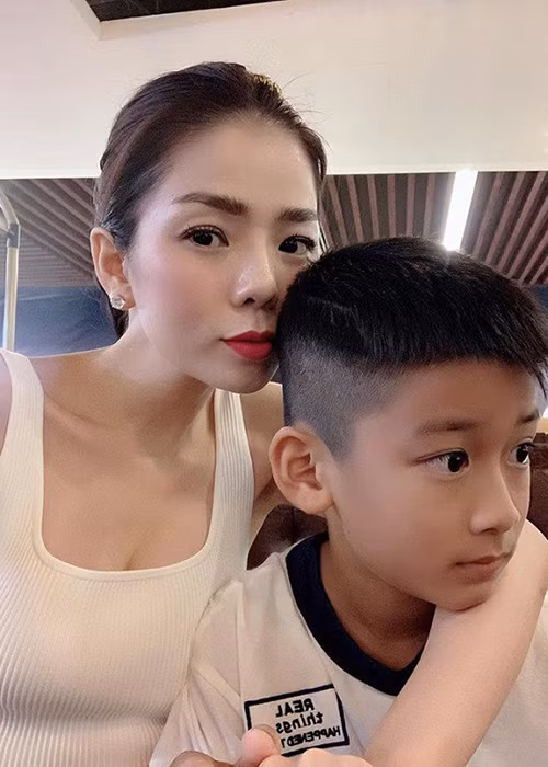 Từ năm 2017 đến nay, "nữ hoàng phòng trà" thoải mái hơn trong việc chia sẻ hình ảnh quý tử của mình.