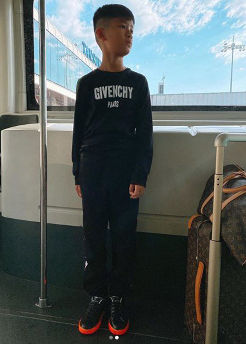 Từ khi chào đời, bé Kỳ Anh đã "ngậm thìa vàng" vì mẹ là ca sĩ nổi tiếng, bố là ông chủ phòng trà.