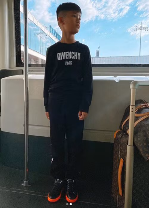 Từ khi chào đời, bé Kỳ Anh đã "ngậm thìa vàng" vì mẹ là ca sĩ nổi tiếng, bố là ông chủ phòng trà.