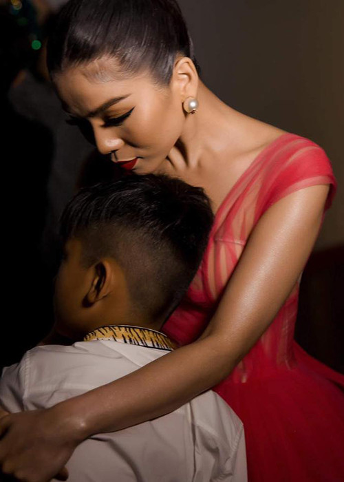 Nữ ca sĩ chia sẻ khoảnh khắc được con trai động viên ở hậu trường một liveshow.