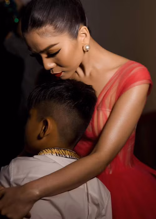 Nữ ca sĩ chia sẻ khoảnh khắc được con trai động viên ở hậu trường một liveshow.