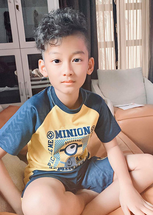 Bé Kỳ Anh nay đã ra dáng soái ca nhí.