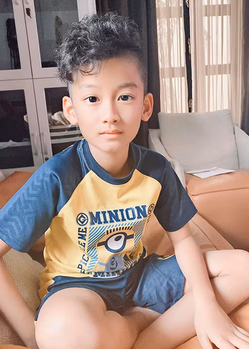 Bé Kỳ Anh nay đã ra dáng soái ca nhí.