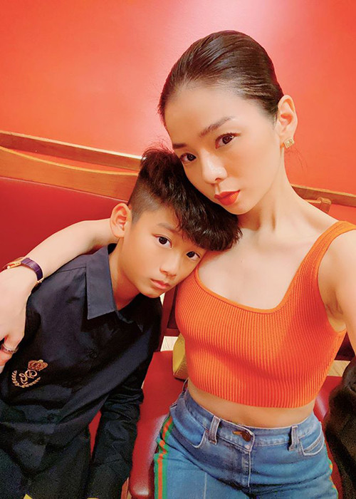 Lệ Quyên từng chia sẻ, con trai giống hệt cô hồi còn bé, ngoan nhưng bướng, ưa sự mềm mỏng, nhẹ nhàng. Cậu nhóc khá cứng cỏi. Khi nhớ mẹ, bé Kỳ Anh không khóc nhè mà chỉ thổ lộ nhớ mẹ mà thôi.