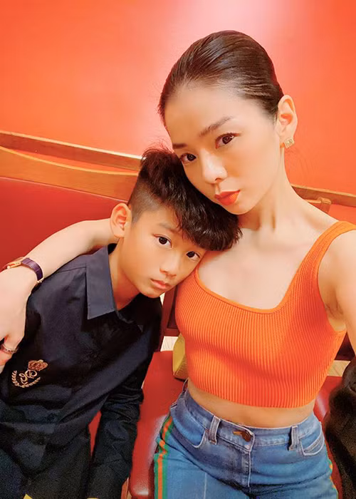 Lệ Quyên từng chia sẻ, con trai giống hệt cô hồi còn bé, ngoan nhưng bướng, ưa sự mềm mỏng, nhẹ nhàng. Cậu nhóc khá cứng cỏi. Khi nhớ mẹ, bé Kỳ Anh không khóc nhè mà chỉ thổ lộ nhớ mẹ mà thôi.