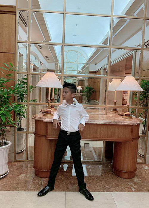 Cậu nhóc được bố mẹ cho theo học tại một ngôi trường quốc tế danh tiếng nhất nhì Sài Gòn có mức học phí khoảng 267 triệu đồng/năm.