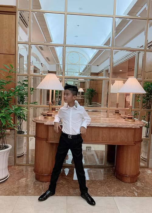 Cậu nhóc được bố mẹ cho theo học tại một ngôi trường quốc tế danh tiếng nhất nhì Sài Gòn có mức học phí khoảng 267 triệu đồng/năm.