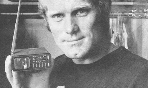 Sản phẩm khá độc đáo ra mắt khoảng 1977-1978 là chiếc TV siêu nhỏ đến từ Sinclair. Với cân nặng 730 g, kích thước gọn trong tay và dùng pin sạc, người dùng có thể mang chiếc TV này đi khắp nơi để thưởng thức các chương trình truyền hình ưa thích. Giá bán của sản phẩm vào thời điểm đó là 395 USD. Ảnh: BoredPanda.