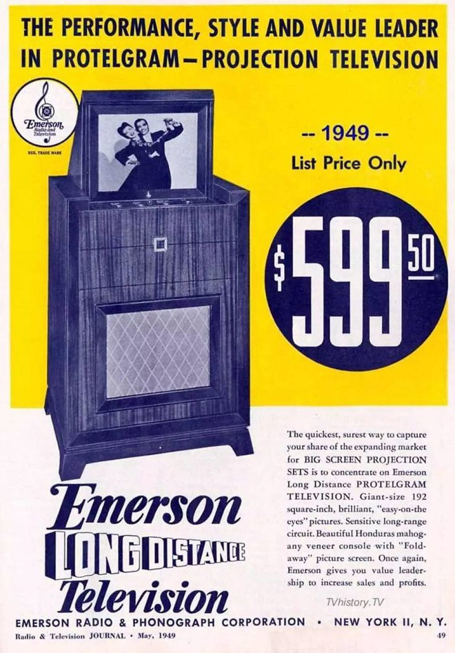Năm 1949 cho chiếc TV Emerson có giá gần 600 USD. TV là một trong những sản phẩm đầu tiên được công ty này sản xuất sau Thế chiến II. Từ 1948 đến 1950, nhu cầu xem TV tại Mỹ tăng cao giúp doanh thu Emerson tăng gấp đôi trong năm 1950. Ảnh: BoredPanda.