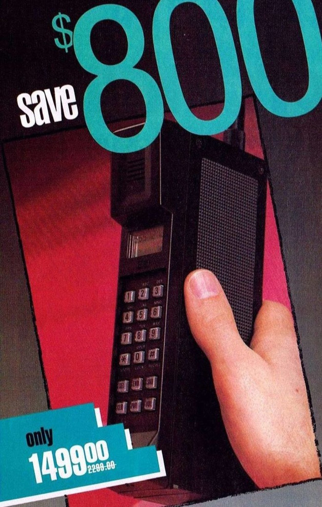 Mẫu điện thoại di động Tandy CT-300 ra mắt năm 1989 từng có giá 1.500 USD (hơn 3.100 USD theo thời giá ngày nay). Thông tin ghi rằng sản phẩm có thể “mang đi dễ dàng” với trọng lượng gần 800 g, danh bạ lưu được 40 số, sử dụng pin sạc, tặng túi đựng và dây cầm tay. Ảnh: Sears.