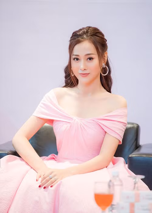 So với khi mới bước vào showbiz, Phương Oanh có sự lột xác về ngoại hình. Cô trẻ trung, quyến rũ hơn.