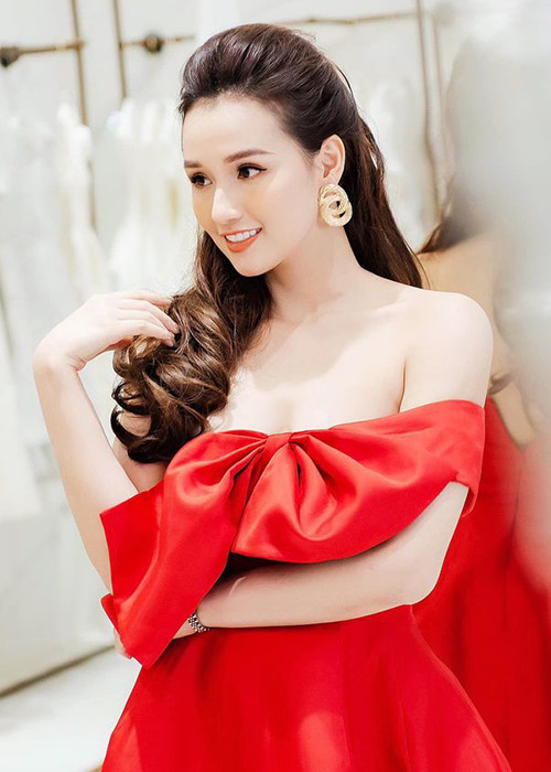 Giống Diễm My 9X, Lã Thanh Huyền cũng có tên trong danh sách top 5 đề cử hạng mục Diễn viên nữ ấn tượng.