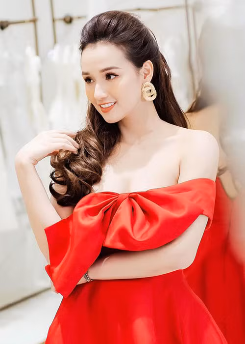 Giống Diễm My 9X, Lã Thanh Huyền cũng có tên trong danh sách top 5 đề cử hạng mục Diễn viên nữ ấn tượng.