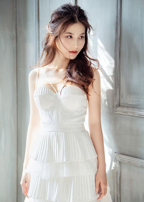 Diễm My sở hữu gương mặt trẻ trung, body gợi cảm hút mắt.