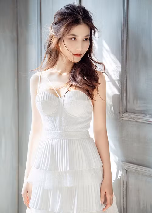 Diễm My sở hữu gương mặt trẻ trung, body gợi cảm hút mắt.