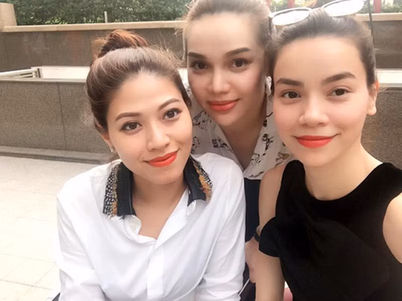 Ngọc Trinh và Hồ Ngọc Hà nhanh chóng trở thành đôi bạn thân thiết sau khi gặp gỡ.