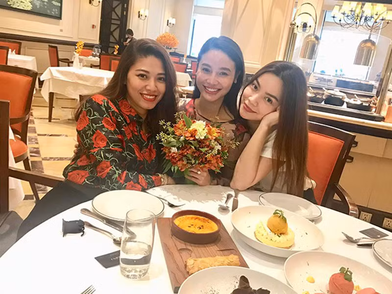 “Quan trọng nhất chính là khi gặp điểm rơi trong sự nghiệp, tôi đã nhìn vào cô ấy, thậm chí còn tự thấy xấu hổ khi thấy cách làm việc của Hồ Ngọc Hà. Qua đó, tôi có thêm động lực để hoàn thành công việc được giao bấy lâu chính là phải tạo ra chương trình mới, thậm chí phải có dấu ấn hơn cả Chuyển động 24h", Ngọc Trinh nói thêm.