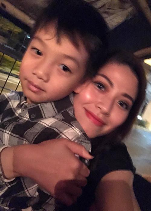 Nữ biên tập viên của “Chuyển động 24h” được con trai và bố mẹ của Hà Hồ quý mến.