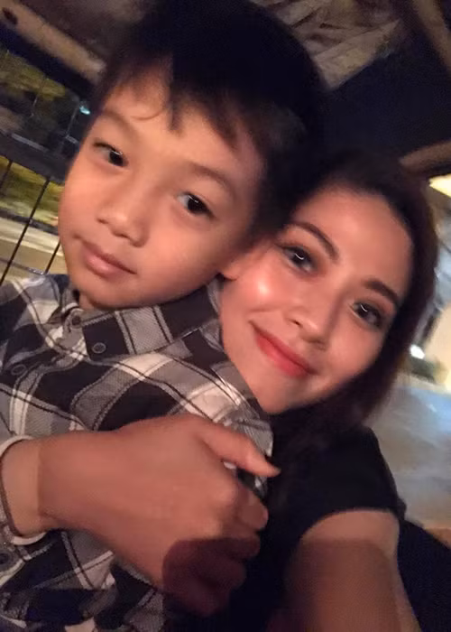 Nữ biên tập viên của “Chuyển động 24h” được con trai và bố mẹ của Hà Hồ quý mến.