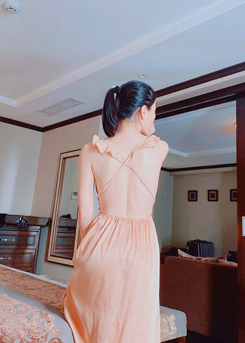 Nữ ca sĩ chưa lên tiếng về tin đồn hôn nhân gặp trục trặc lẫn mối quan hệ với chàng trai lạ mặt. Động thái mới nhất của Lệ Quyên là dòng tâm sự "đi làm đẹp, được tặng hoa và được nâng niu".