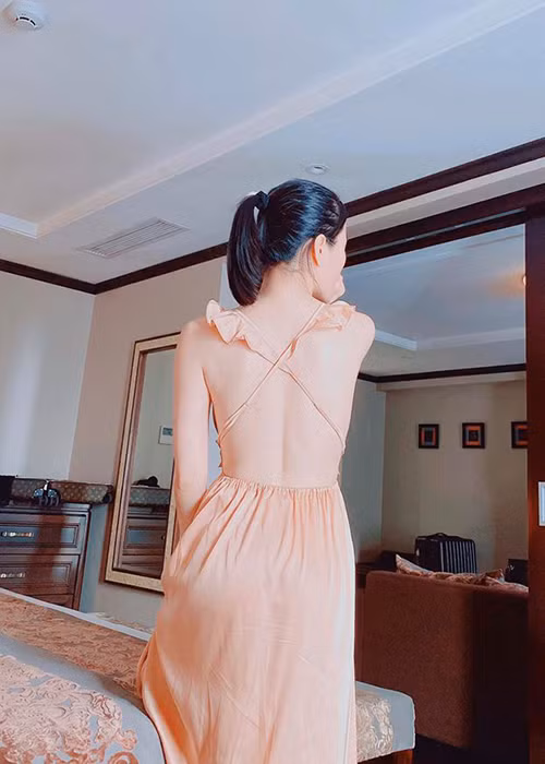 Nữ ca sĩ chưa lên tiếng về tin đồn hôn nhân gặp trục trặc lẫn mối quan hệ với chàng trai lạ mặt. Động thái mới nhất của Lệ Quyên là dòng tâm sự "đi làm đẹp, được tặng hoa và được nâng niu".