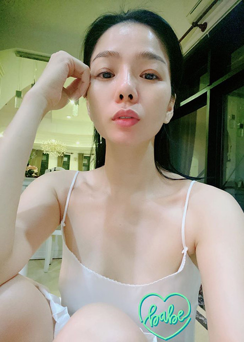 Nữ hoàng phòng trà được biết đến là mỹ nhân sở hữu gương mặt mộc đẹp không tỳ vết.