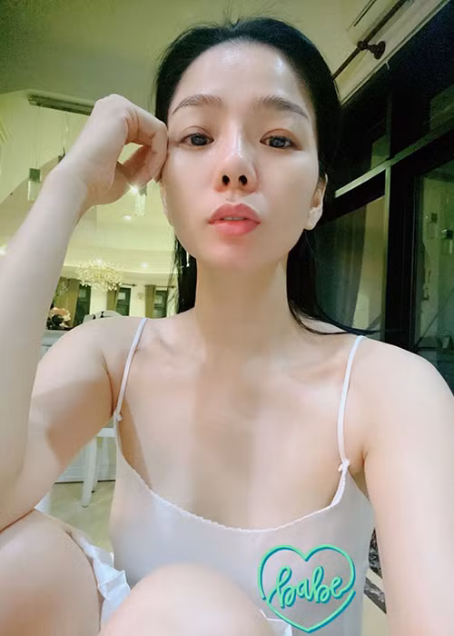 Nữ hoàng phòng trà được biết đến là mỹ nhân sở hữu gương mặt mộc đẹp không tỳ vết.