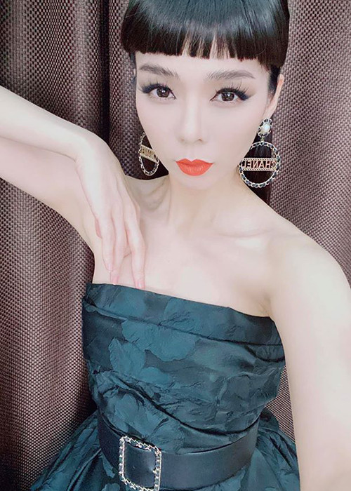 Trong thời gian gần đây, phong cách khi đi diễn của Lệ Quyên dường như có sự thay đổi. Cô ăn mặc điệu đà, trẻ trung hơn.