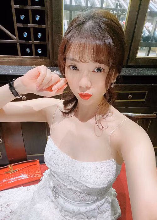 Ở đời thường, Lệ Quyên càng chăm mặc trang phục để "trẻ hóa".