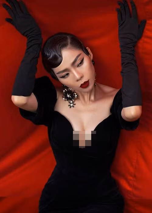 Bà mẹ một con cũng chọn cho mình lối trang điểm đậm nét khi biểu diễn, dự sự kiện.