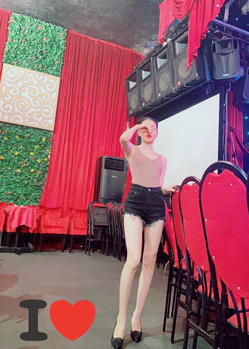 Nữ ca sĩ thường xuyên diện áo crop top, quần short ngắn.