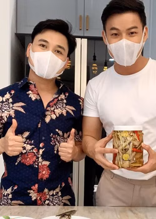 Khéo nấu ăn, Thanh Tú lo việc bếp núc trong nhà từ khi sống chung với Don Nguyễn. Ngoài ra, cặp đôi còn cùng kinh doanh đồ ăn online.