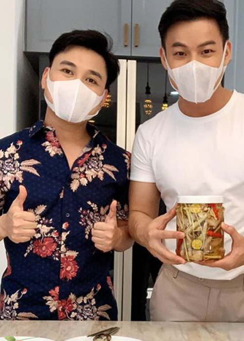 Khéo nấu ăn, Thanh Tú lo việc bếp núc trong nhà từ khi sống chung với Don Nguyễn. Ngoài ra, cặp đôi còn cùng kinh doanh đồ ăn online.