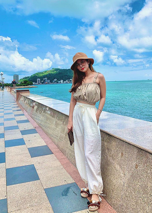 Vợ cũ của Hoài Lâm mới 24 tuổi nhưng đã là bà mẹ hai con. Cô sinh hai con gái lần lượt vào cuối năm 2017 và 2018.