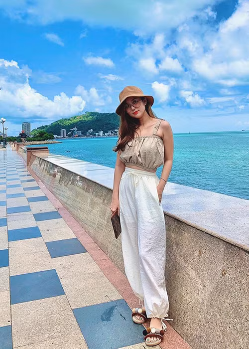 Vợ cũ của Hoài Lâm mới 24 tuổi nhưng đã là bà mẹ hai con. Cô sinh hai con gái lần lượt vào cuối năm 2017 và 2018.