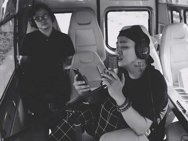 Hoài Lâm ở ẩn từ đầu năm đến nay vì sức khỏe có vấn đề cũng như hôn nhân gặp trục trặc. Khi được giới truyền thông tiếp cận, anh từ chối nói về bản thân.