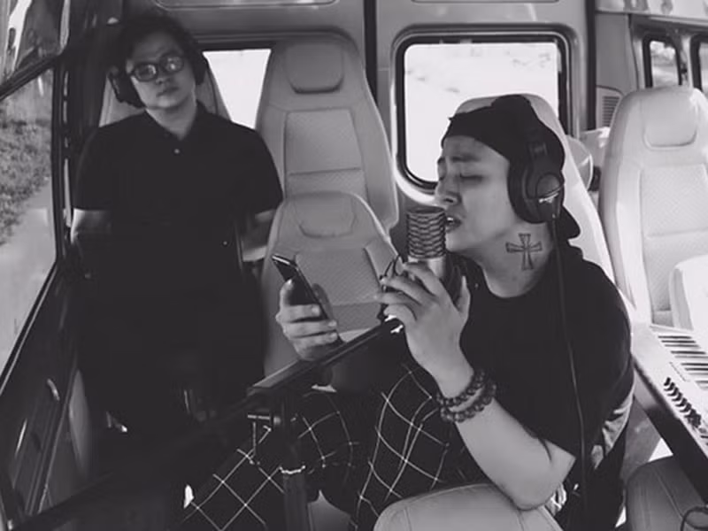 Hoài Lâm ở ẩn từ đầu năm đến nay vì sức khỏe có vấn đề cũng như hôn nhân gặp trục trặc. Khi được giới truyền thông tiếp cận, anh từ chối nói về bản thân.