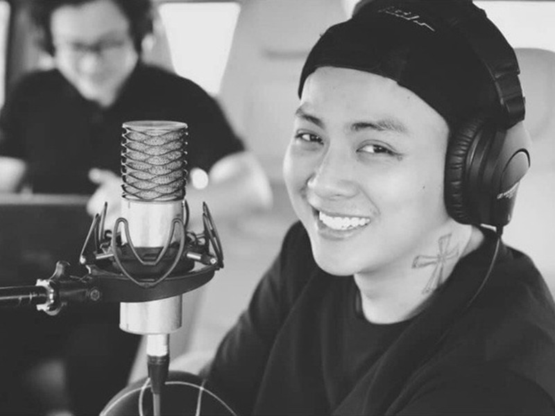 Theo lời cô út của Hoài Lâm, nam ca sĩ dành phần lớn thời gian cho việc luyện thanh, ca hát và tĩnh dưỡng.