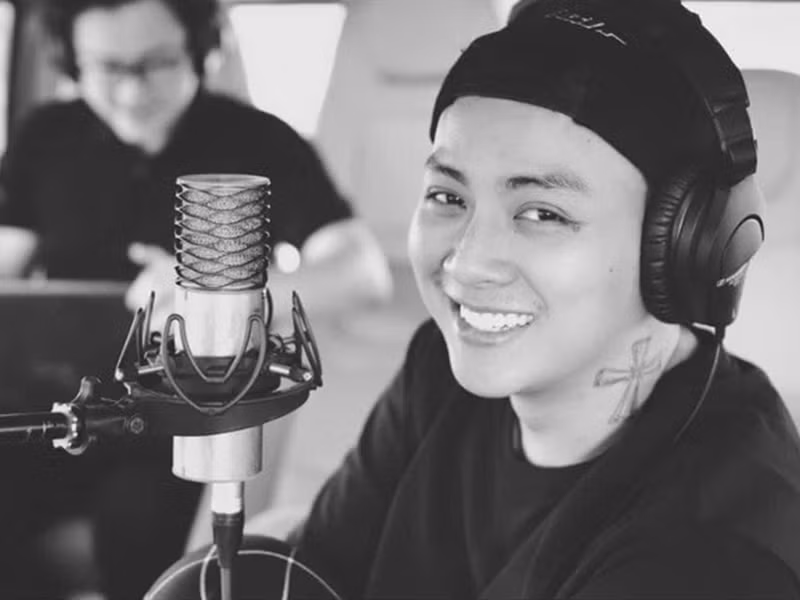 Theo lời cô út của Hoài Lâm, nam ca sĩ dành phần lớn thời gian cho việc luyện thanh, ca hát và tĩnh dưỡng.