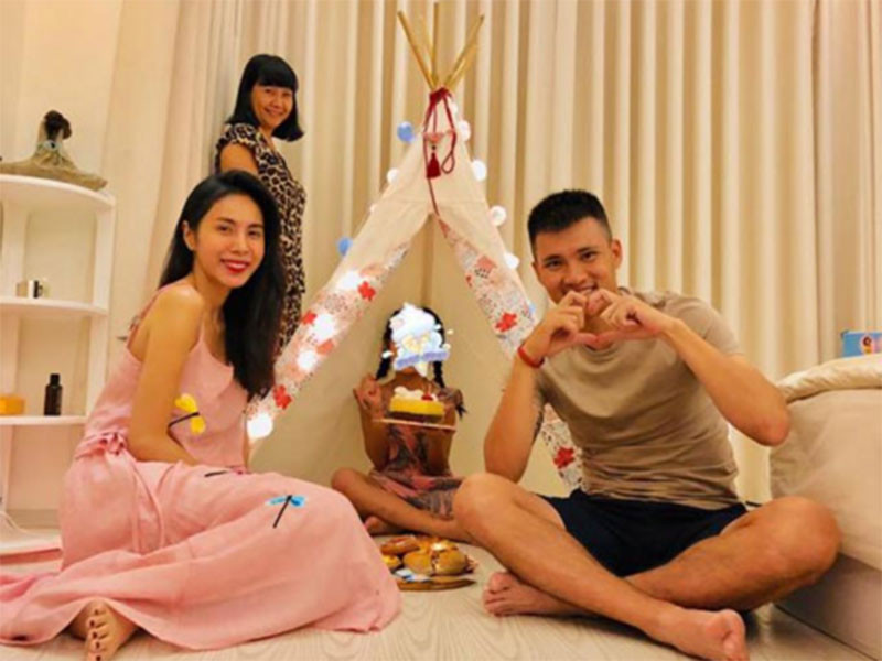 Dù có điều kiện bao bọc con gái nhưng vợ chồng Thủy Tiên chọn sống giản dị. Ví như vào dịp sinh nhận bé Gạo, cặp đôi chỉ tổ chức bữa tiệc đơn giản.