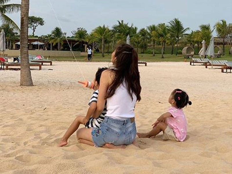 Các nhóc tì nhà Hà Tăng được bố mẹ dạy cách sống giản dị.