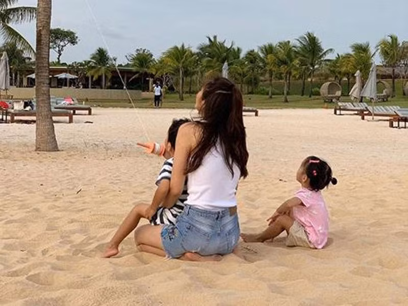 Các nhóc tì nhà Hà Tăng được bố mẹ dạy cách sống giản dị.