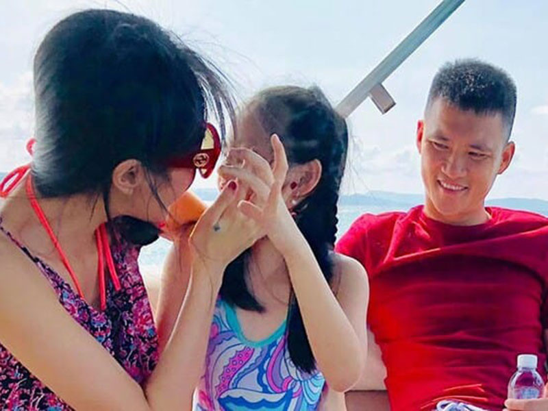 Bé Gạo được cho là sướng từ trong trứng bởi có bố là cầu thủ Công Vinh, mẹ là nữ ca sĩ Thủy Tiên.