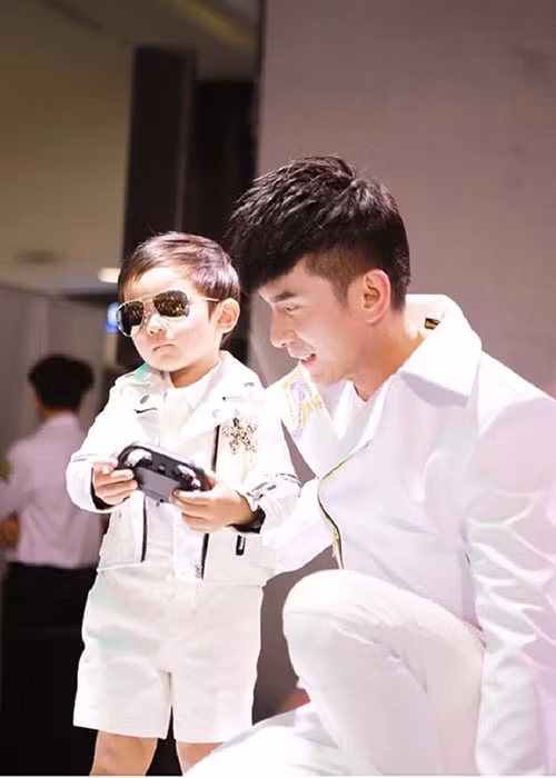 Vợ chồng Đan Trường thường xuyên khoe cuộc sống sang chảnh của con trai.