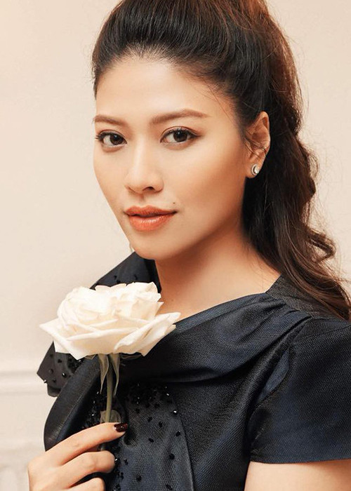 BTV Ngọc Trinh tên đầy đủ là Dương Ngọc Trinh, sinh năm 1986, trở thành BTV đài VTV từ khi còn là sinh viên.