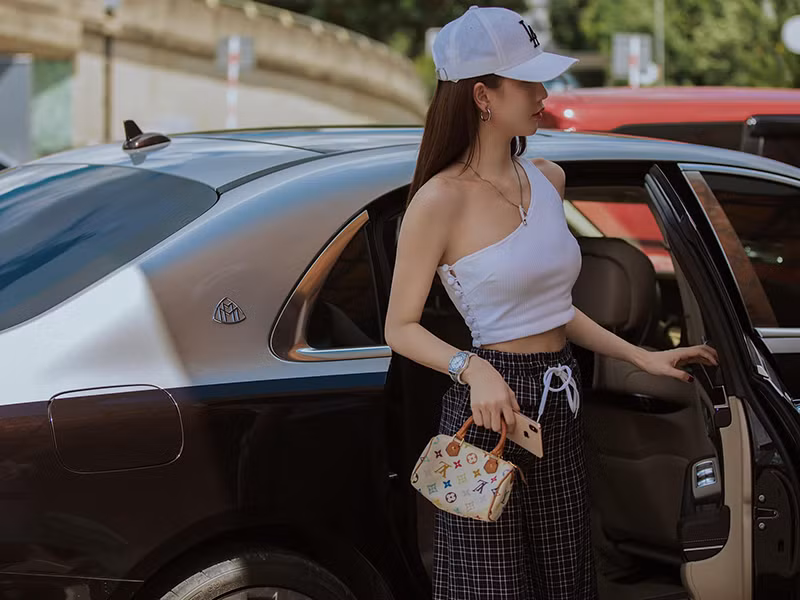 Điểm giống nhau giữa “nữ hoàng nội y” và người dẫn chương trình “Chuyển động 24h” có lẽ là cuộc sống ngập hàng hiệu.