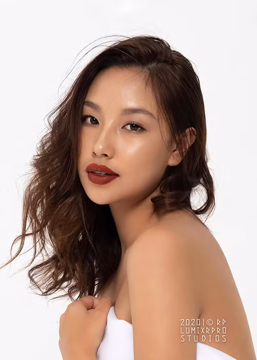 Hình thể chuẩn người mẫu, gương mặt cá tính của 10X khiến nhiều người cho rằng cô phù hợp với tiêu chí của cuộc thi Hoa hậu Hoàn vũ Việt Nam hơn.